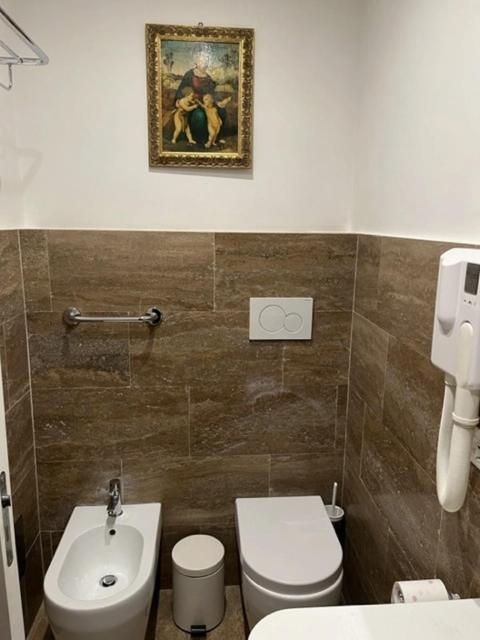 Camera X2 Con Splendida Vista Sulle Terme Di Diocleziano E Sul Chiostro Di Michelangelo Rome Luaran gambar