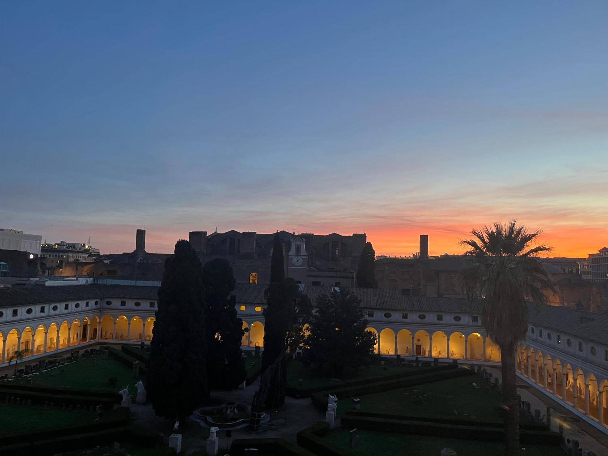 Camera X2 Con Splendida Vista Sulle Terme Di Diocleziano E Sul Chiostro Di Michelangelo Rome Luaran gambar